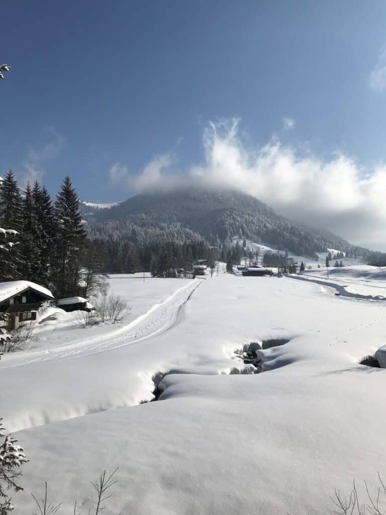 Verschneites Heutal mit präparierter Loipe