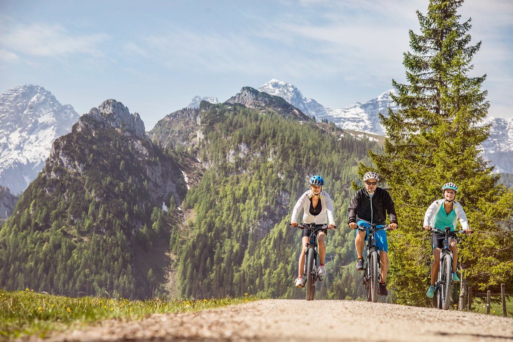 Mountainbiker auf einem Almweg im Salzburger Saalachtal