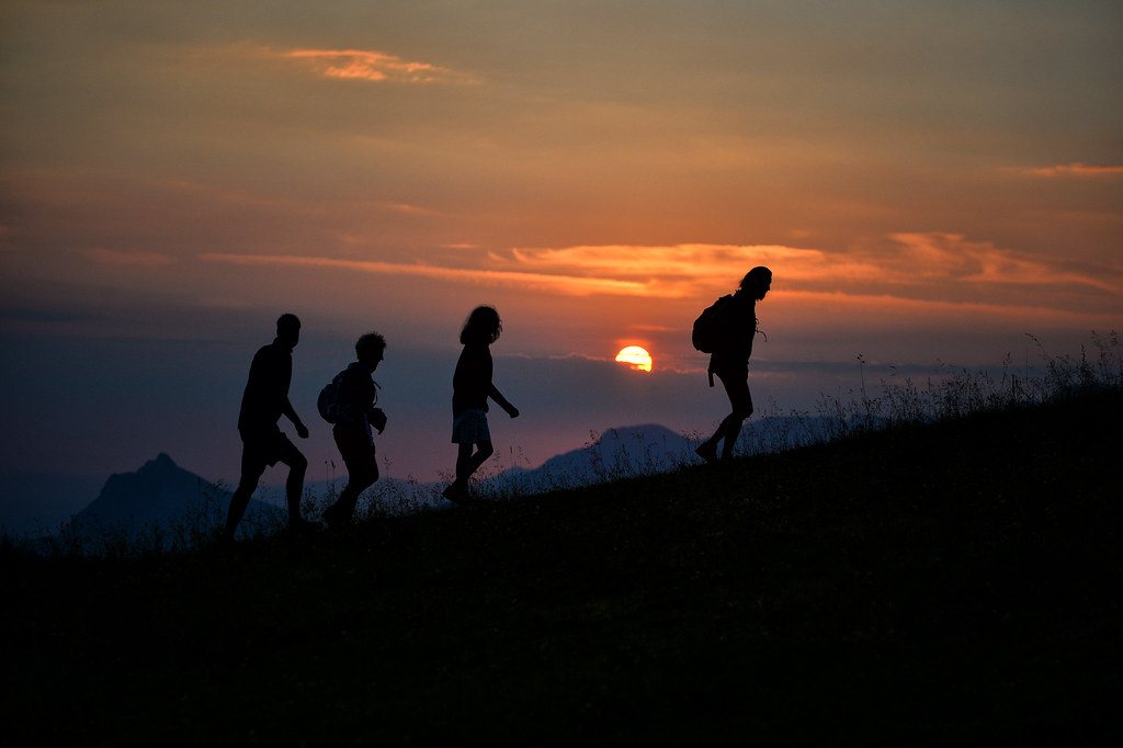 Wanderer im Licht der aufgehenden Sonne