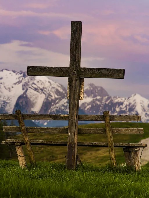 Gipfelkreuz und Ruhebank im Salzburger Saalachtal