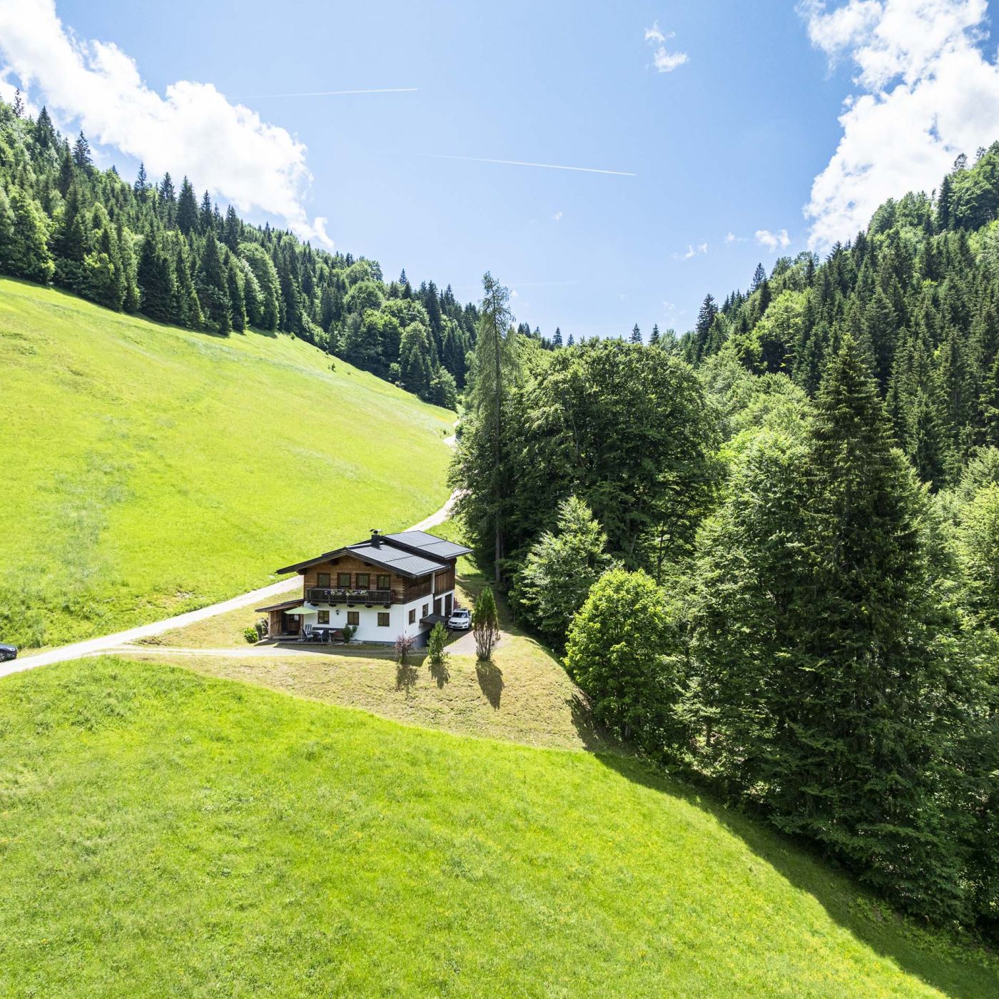 Chalet Sonntagshorn in der grünen Berglandschaft des Heutals