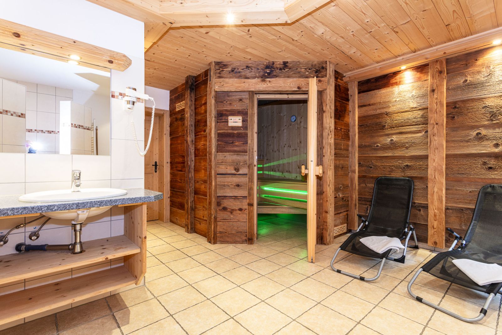 Private Sauna mit Ruheliegen im Chalet Sonntagshorn