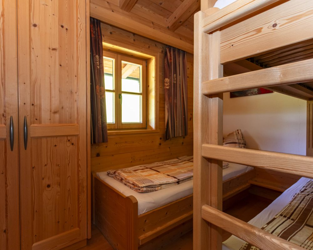 Schlafzimmer mit Einzelbett und Stockbett