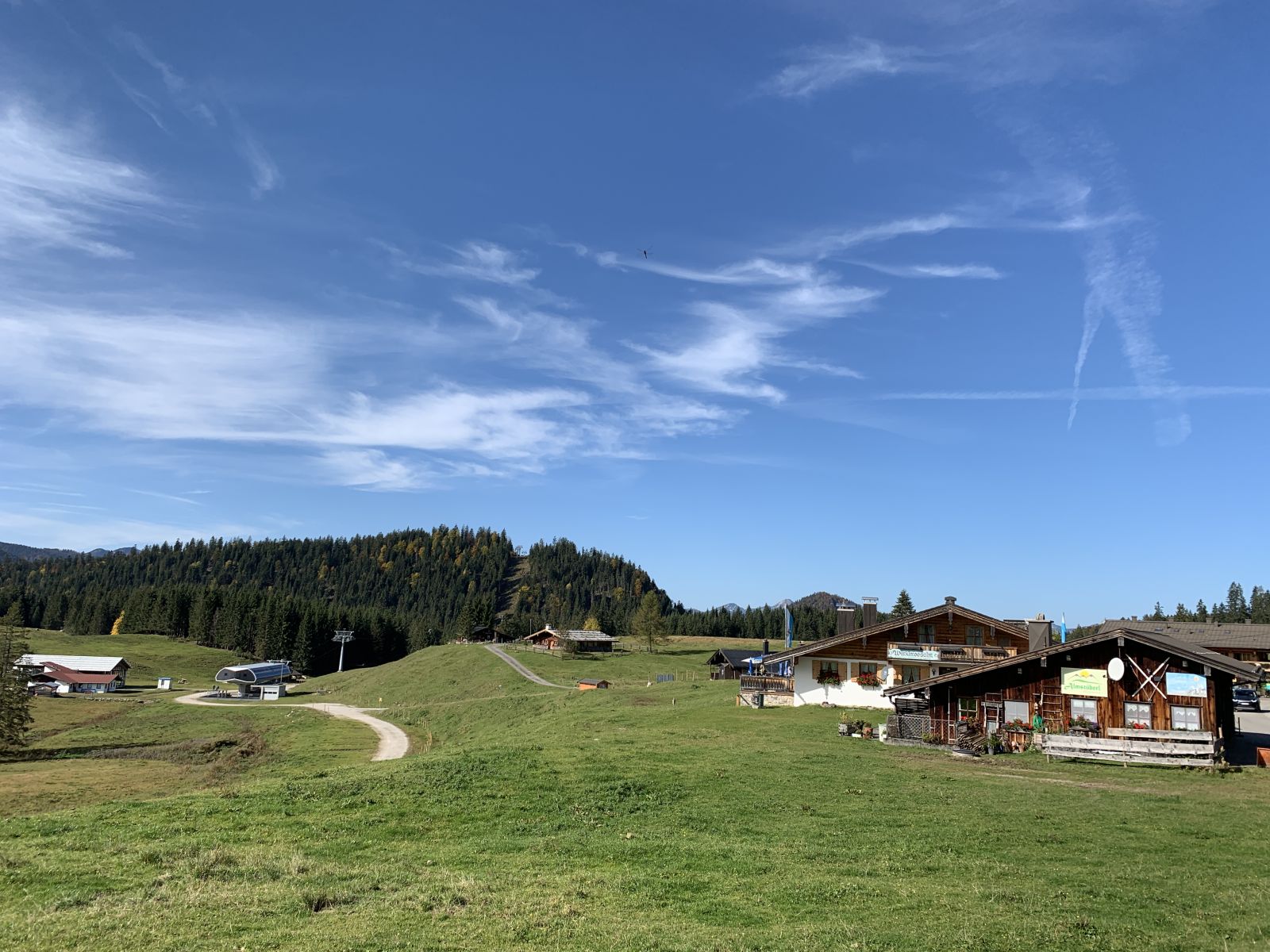 Almwiesen und Hütten auf der Winklmoosalm im Herbst