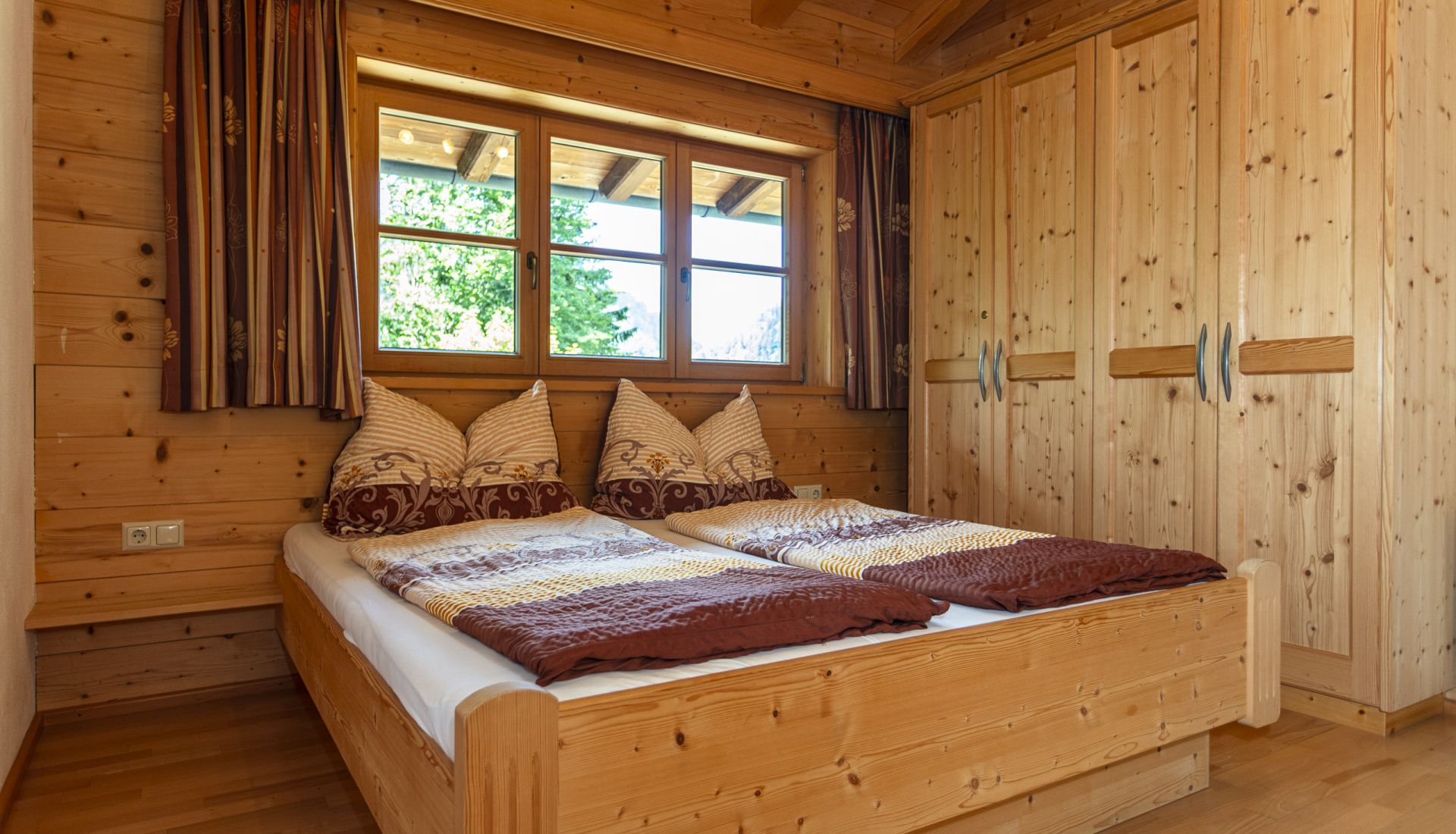 Schlafzimmer mit Doppelbett