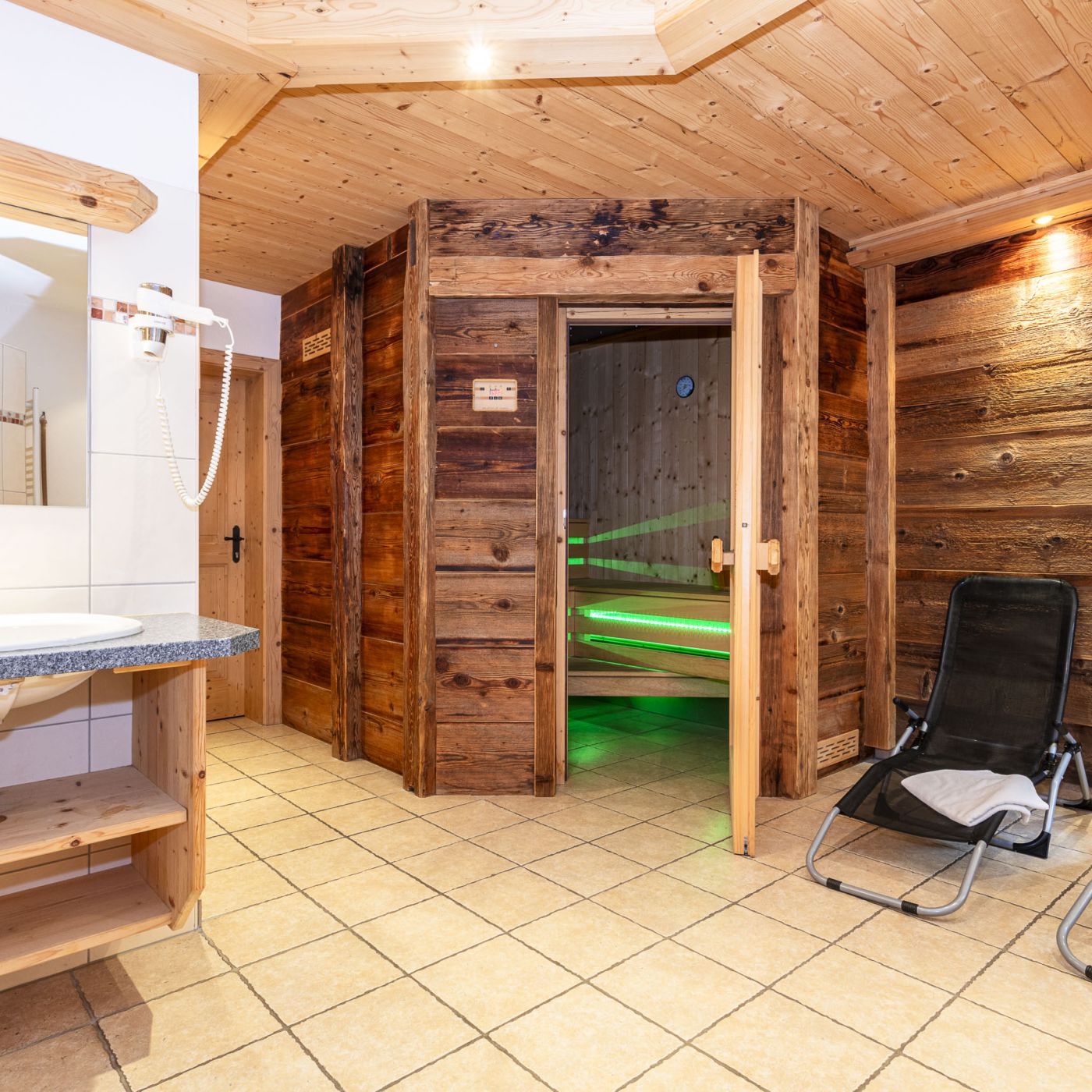 Private Sauna und Ruheliegen im Chalet