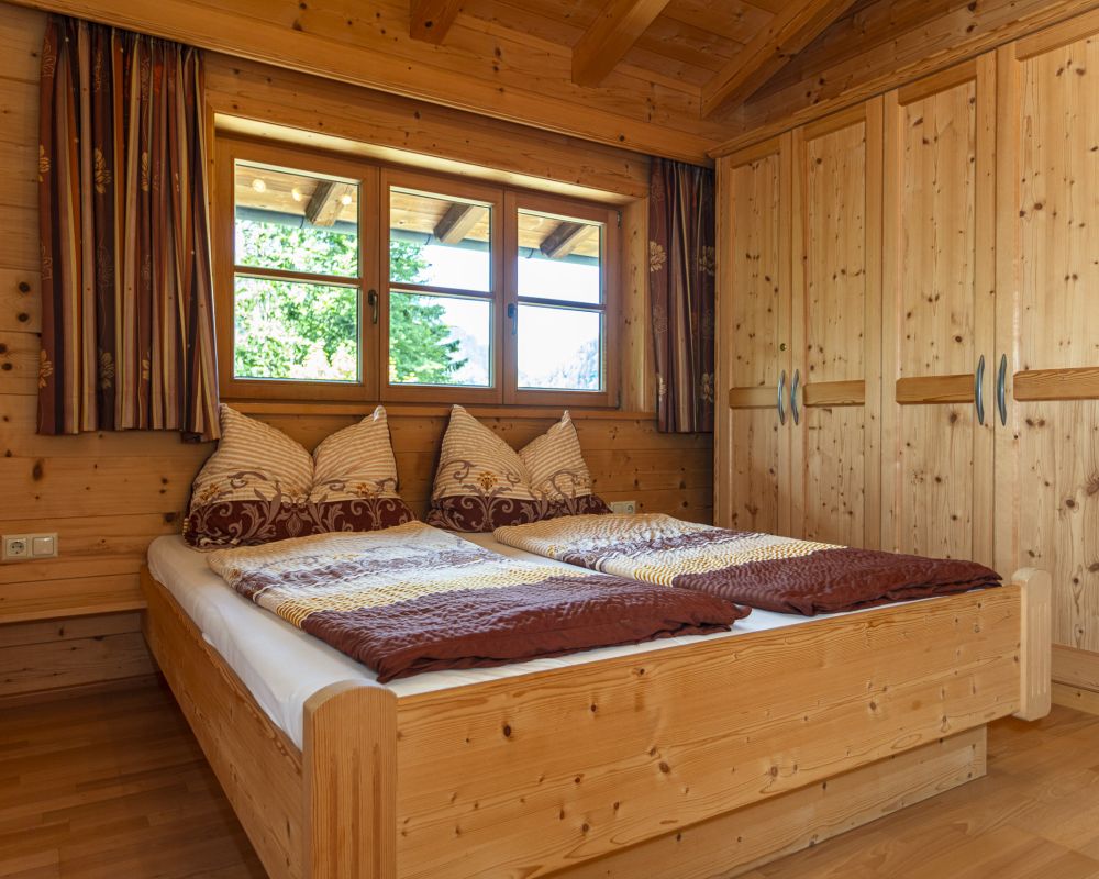Schlafzimmer mit Doppelbett