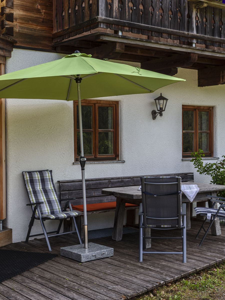 Sonniger Sitzplatz vor dem Chalet