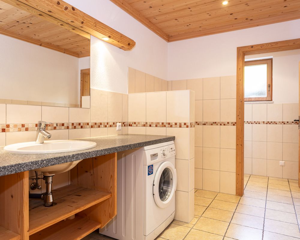 Bad mit WC und Waschmaschine
