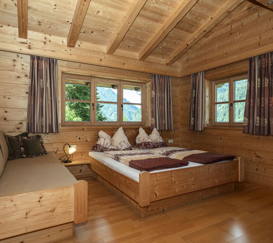 Schlafzimmer mit Doppelbett und Einzelbett