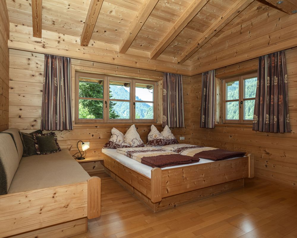 Schlafzimmer mit Doppelbett und Einzelbett