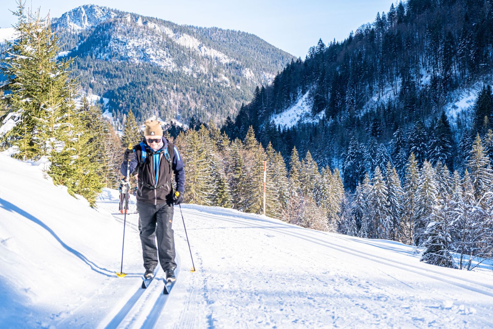 Präparierte Loipe durch die verschneiten Wiesen im Heutal