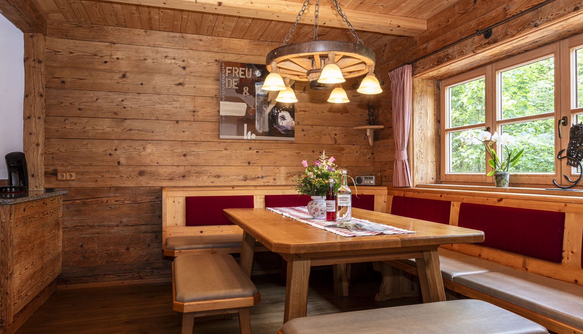Gemütliche Holzstube mit großem Tisch im Chalet Sonntagshorn