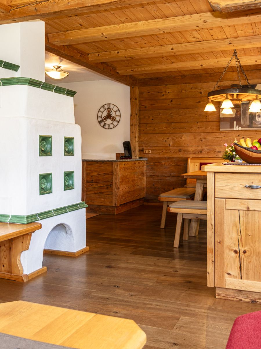 Kachelofen im Wohnbereich des Chalets